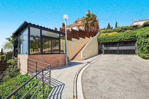 Huoneisto myytävänä Esplugues de Llobregat, Barcelona, Espanja, 7 makuuhuonetta, 489 m2 No. 194534 - kuva 4