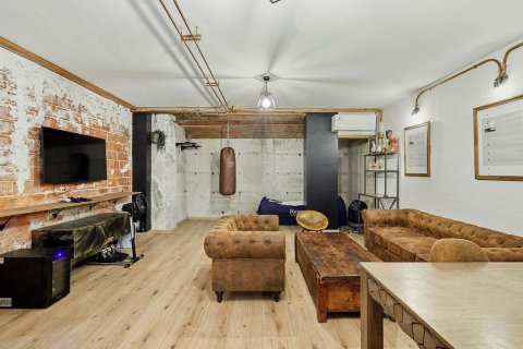 Huoneisto myytävänä Esplugues de Llobregat, Barcelona, Espanja, 7 makuuhuonetta, 489 m2 No. 194534 - kuva 9