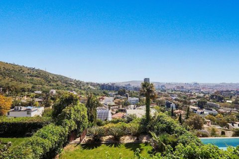 Huoneisto myytävänä Esplugues de Llobregat, Barcelona, Espanja, 7 makuuhuonetta, 489 m2 No. 194534 - kuva 2