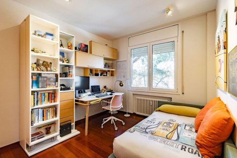 Huoneisto myytävänä Barcelona, Espanja, 5 makuuhuonetta, 245 m2 No. 194536 - kuva 9