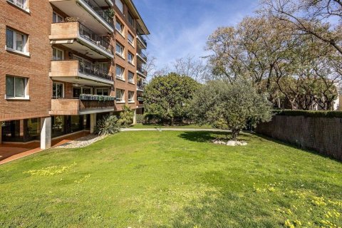 Huoneisto myytävänä Barcelona, Espanja, 5 makuuhuonetta, 245 m2 No. 194536 - kuva 3