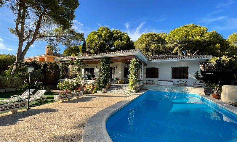 Villa i Dehesa De Campoamor, Alicante, Spanien 6 sovrum, 250 kvm. Nr. 115025