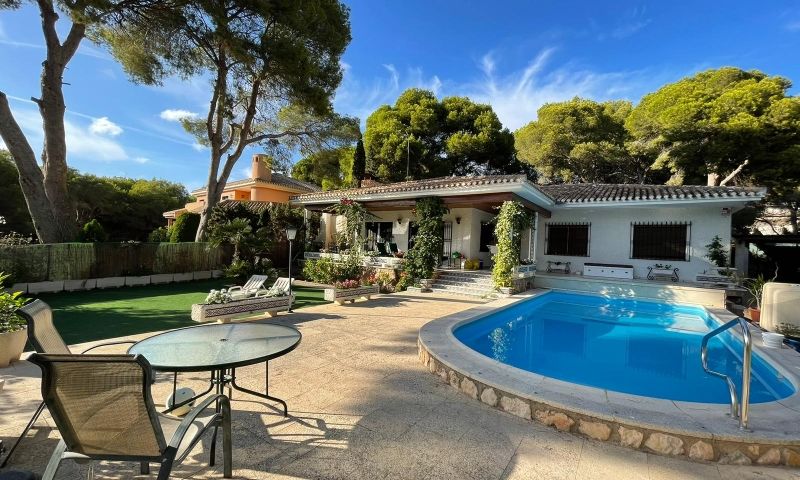 Villa i Dehesa De Campoamor, Alicante, Spanien 6 sovrum, 250 kvm. Nr. 115025