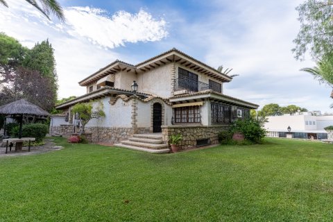 Villa for sale Alicante, Spain 8 bedrooms, 473 sq.m. No. 115018 - photo 18
