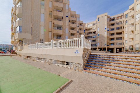 Apartamento en venta en Torrevieja, Alicante, España 2 dormitorios,  No. 140468 - foto 7