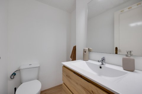 Apartamento en venta en Torrevieja, Alicante, España 2 dormitorios,  No. 140468 - foto 9