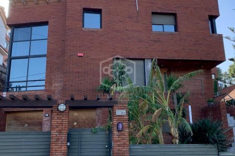 Huvila vuokrattavana Castelldefels, Barcelona, Espanja, 5 makuuhuonetta, 332 m2 No. 181698 - kuva 2