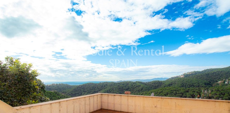 Talo Lloret de Mar, Girona, Espanja 5 makuuhuonetta, 240 m2 No. 166429