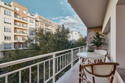 Huvila Madrid, Espanja 5 makuuhuonetta, 245 m2 No. 179936