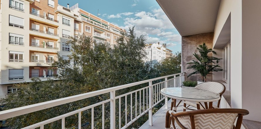 Villa i Madrid, Spanien 5 sovrum, 245 kvm. Nr. 179936