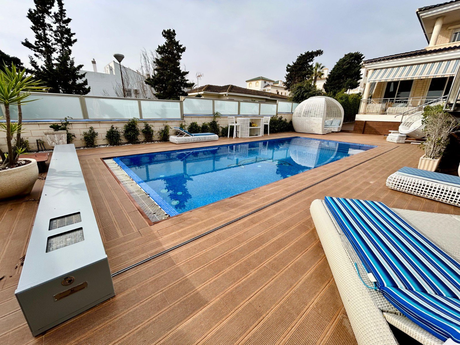 Villa a Torrevieja, Alicante, Spagna 5 camere da letto, 469 mq. N° 138958