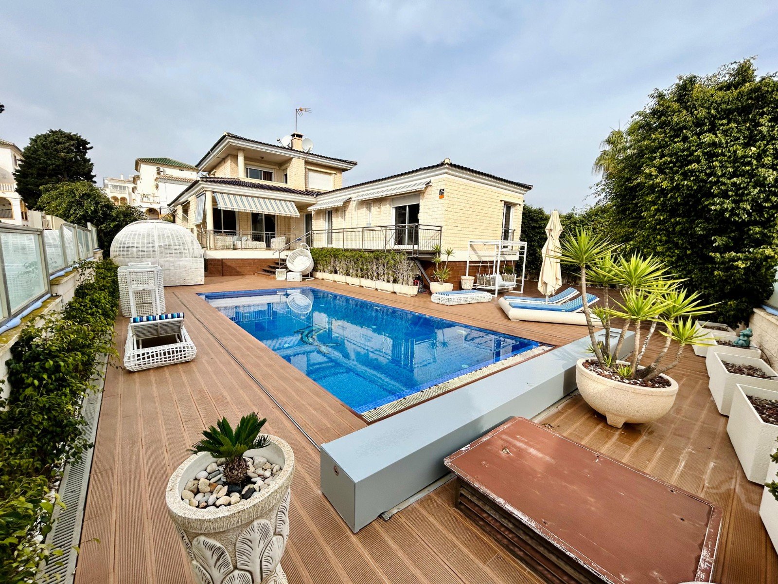 Villa a Torrevieja, Alicante, Spagna 5 camere da letto, 469 mq. N° 138958