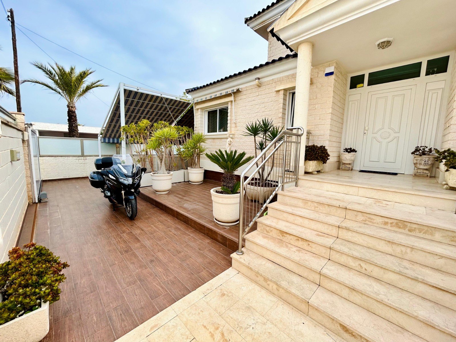 Villa a Torrevieja, Alicante, Spagna 5 camere da letto, 469 mq. N° 138958