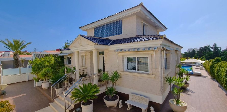 Villa Torrevieja, Alicante, Spagna 5 camere da letto, 469 mq. N° 138958