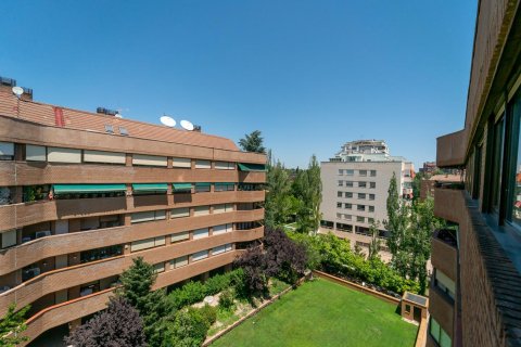 Apartment in Madrid, Spain 4 bedrooms, 211 sq.m. No. 165233