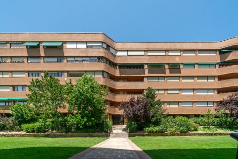 Apartment for sale in Madrid, Spain 4 bedrooms, 211 sq.m. No. 165233 - photo 4