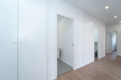 Apartment for sale in Madrid, Spain 4 bedrooms, 211 sq.m. No. 165233 - photo 9