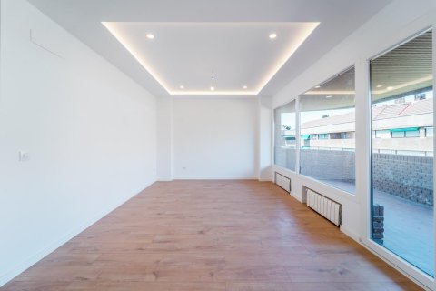 Apartment for sale in Madrid, Spain 4 bedrooms, 211 sq.m. No. 165233 - photo 2