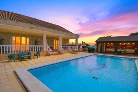 Finca till salu i Albatera, Alicante, Spanien 5 sovrum, 237 kvm. Nr. 160958 - foto 2