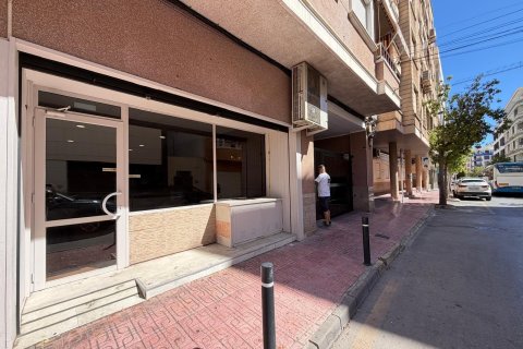 Commercial property à vendre à Torrevieja, Alicante, Espagne, 98 m2 No. 196286 - photo 2