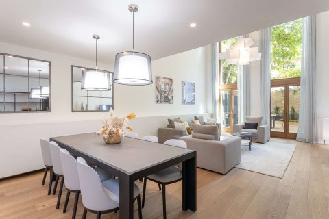 Apartment à vendre à Barcelona, Espagne, 3 chambres, No. 141230 - photo 1