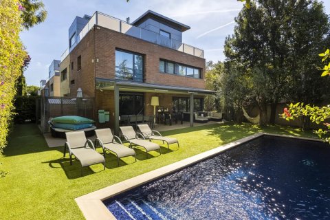 Сasa en venta en Barcelona, España 5 dormitorios, No. 141233 - foto 1