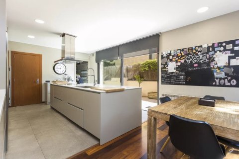 Сasa en venta en Barcelona, España 5 dormitorios, No. 141233 - foto 9