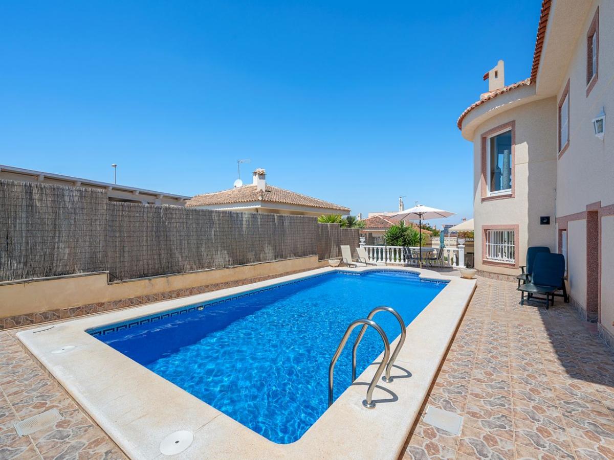 Villa a Benijofar, Alicante, Spagna 5 camere da letto, 179 mq. N° 149066