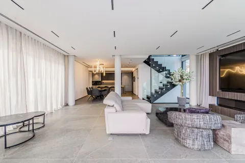 Сasa en venta en Barcelona, España 7 dormitorios, 710 m2 No. 141104 - foto 3