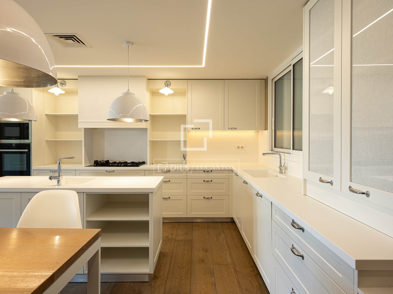 Apartment in Barcelona, Spain 5 bedrooms, 340 sq.m. No. 192601