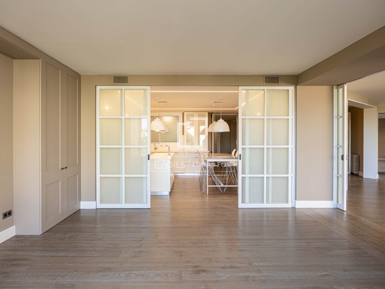 Apartment in Barcelona, Spain 5 bedrooms, 340 sq.m. No. 192601
