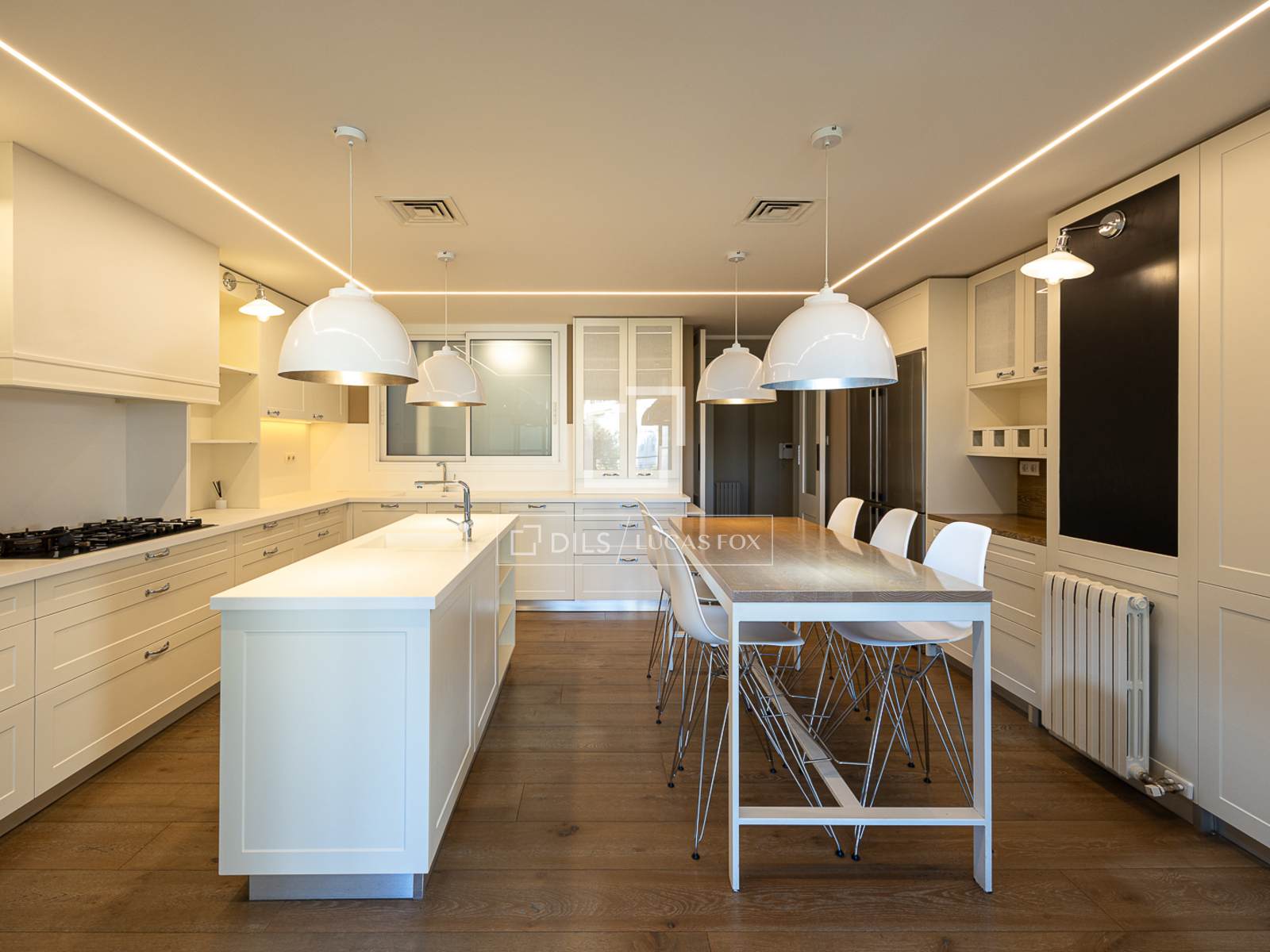 Apartment in Barcelona, Spain 5 bedrooms, 340 sq.m. No. 192601