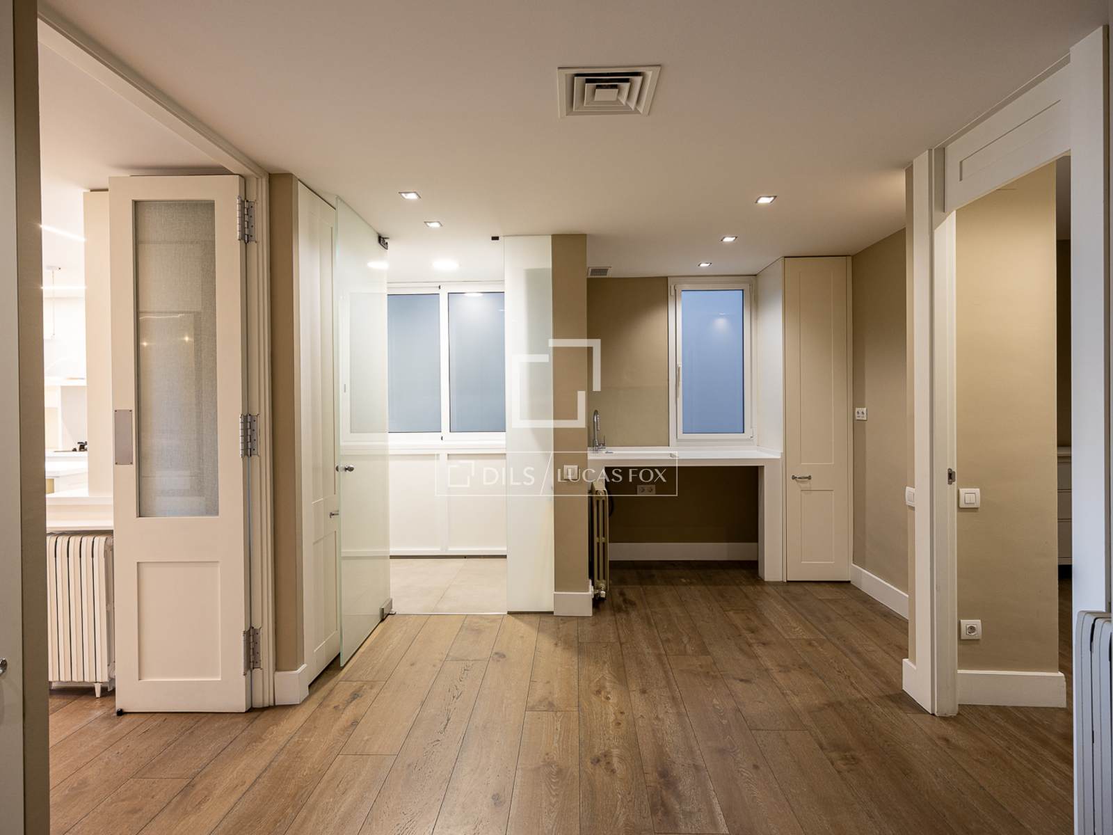 Apartment in Barcelona, Spain 5 bedrooms, 340 sq.m. No. 192601