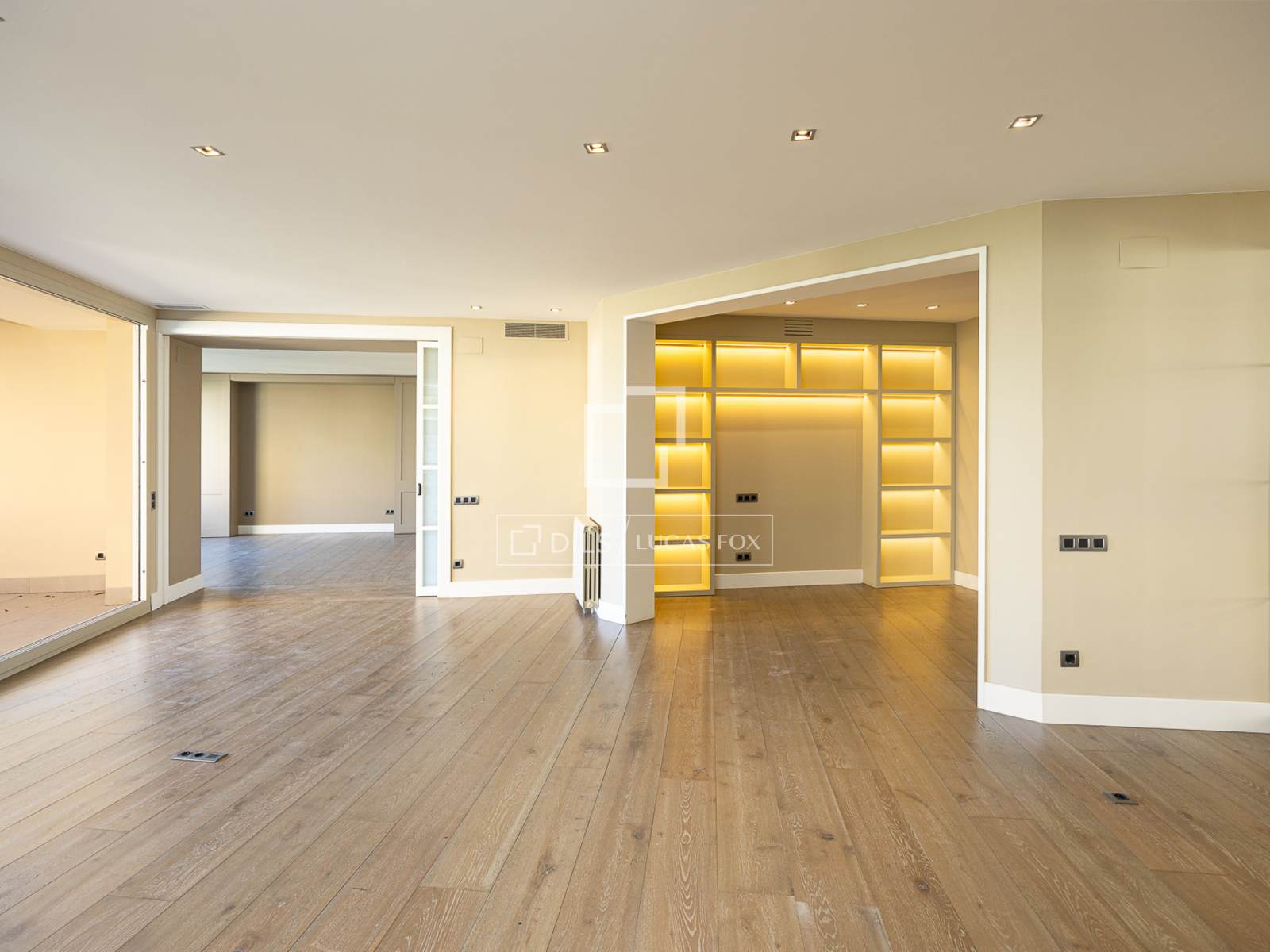 Apartment in Barcelona, Spain 5 bedrooms, 340 sq.m. No. 192601