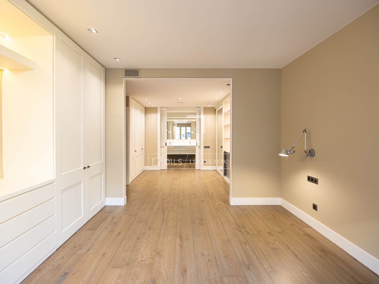 Apartment in Barcelona, Spain 5 bedrooms, 340 sq.m. No. 192601