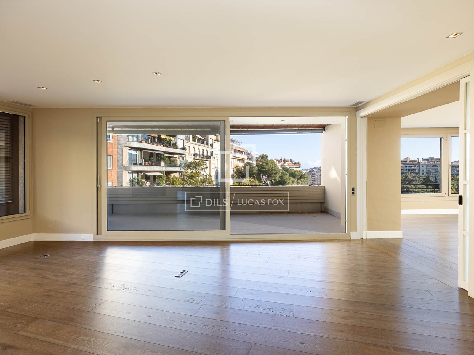 Apartment in Barcelona, Spain 5 bedrooms, 340 sq.m. No. 192601