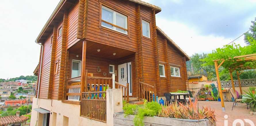 Hus i Sant Boi de Llobregat, Barcelona, Spanien 2 sovrum, 230 kvm. Nr. 153404