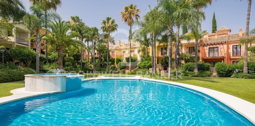 Villa a Marbella, Malaga, Spagna 4 camere da letto, 263 mq. N° 157657