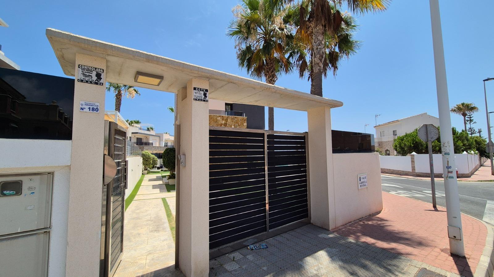 Villa a Torrevieja, Alicante, Spagna 4 camere da letto, 205 mq. N° 164674