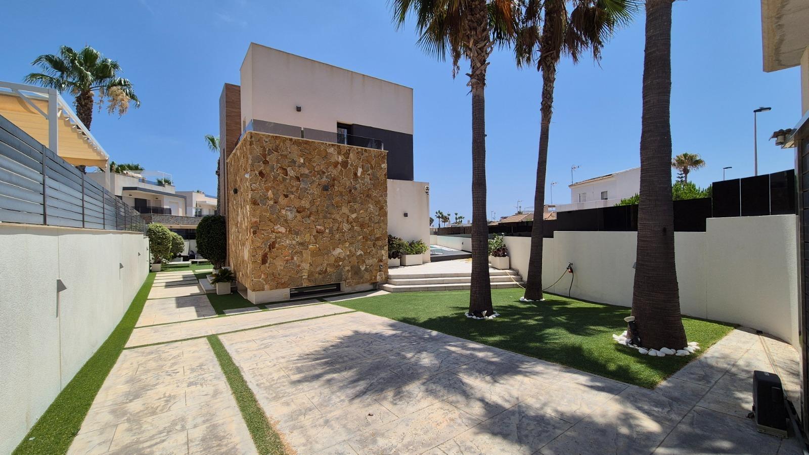 Villa a Torrevieja, Alicante, Spagna 4 camere da letto, 205 mq. N° 164674