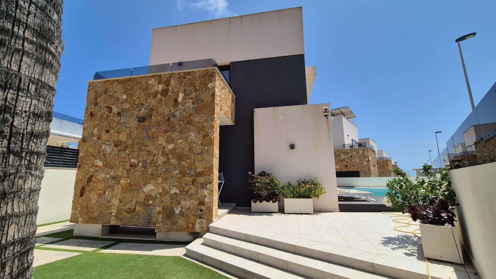 Villa a Torrevieja, Alicante, Spagna 4 camere da letto, 205 mq. N° 164674