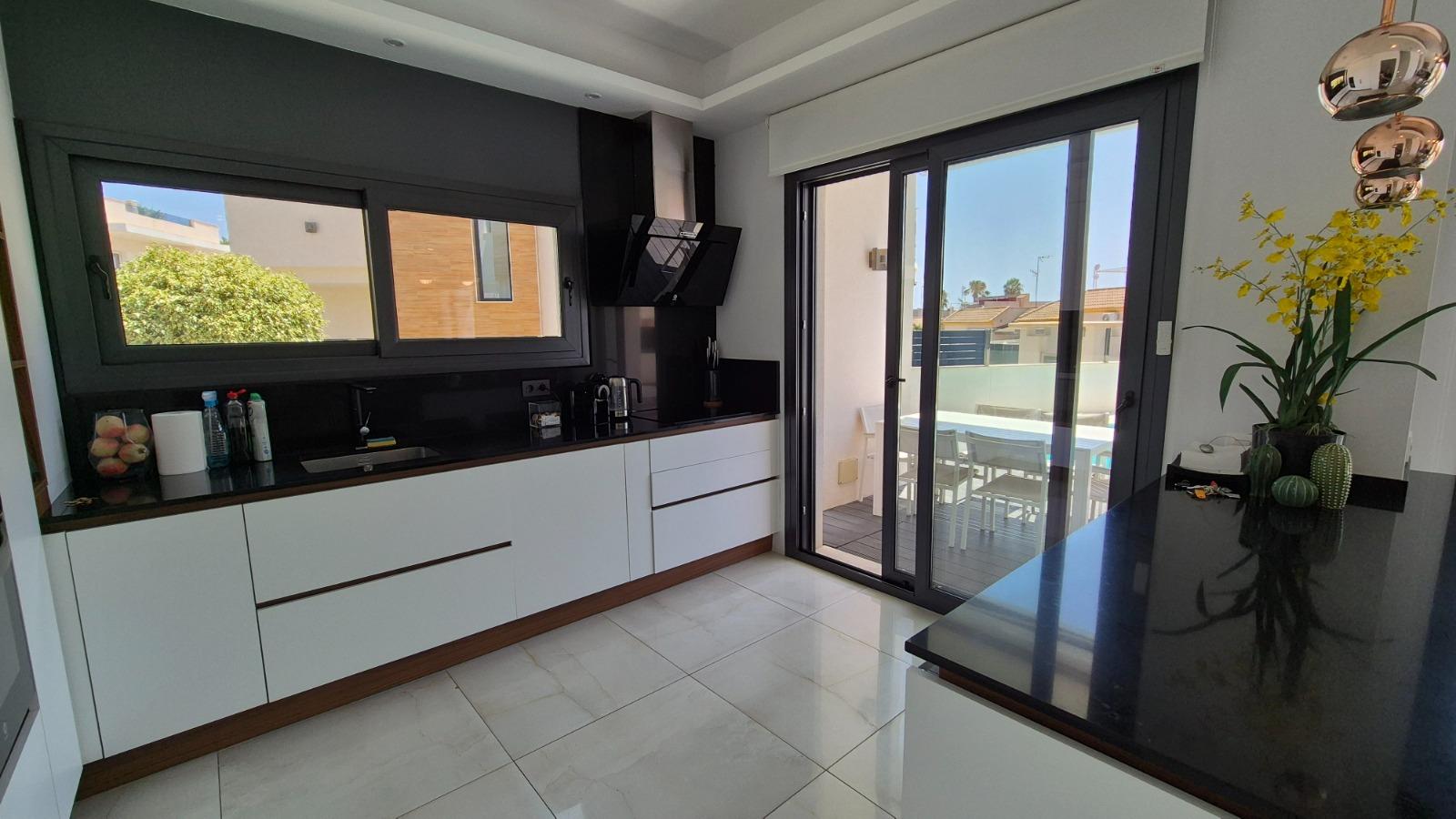 Villa a Torrevieja, Alicante, Spagna 4 camere da letto, 205 mq. N° 164674