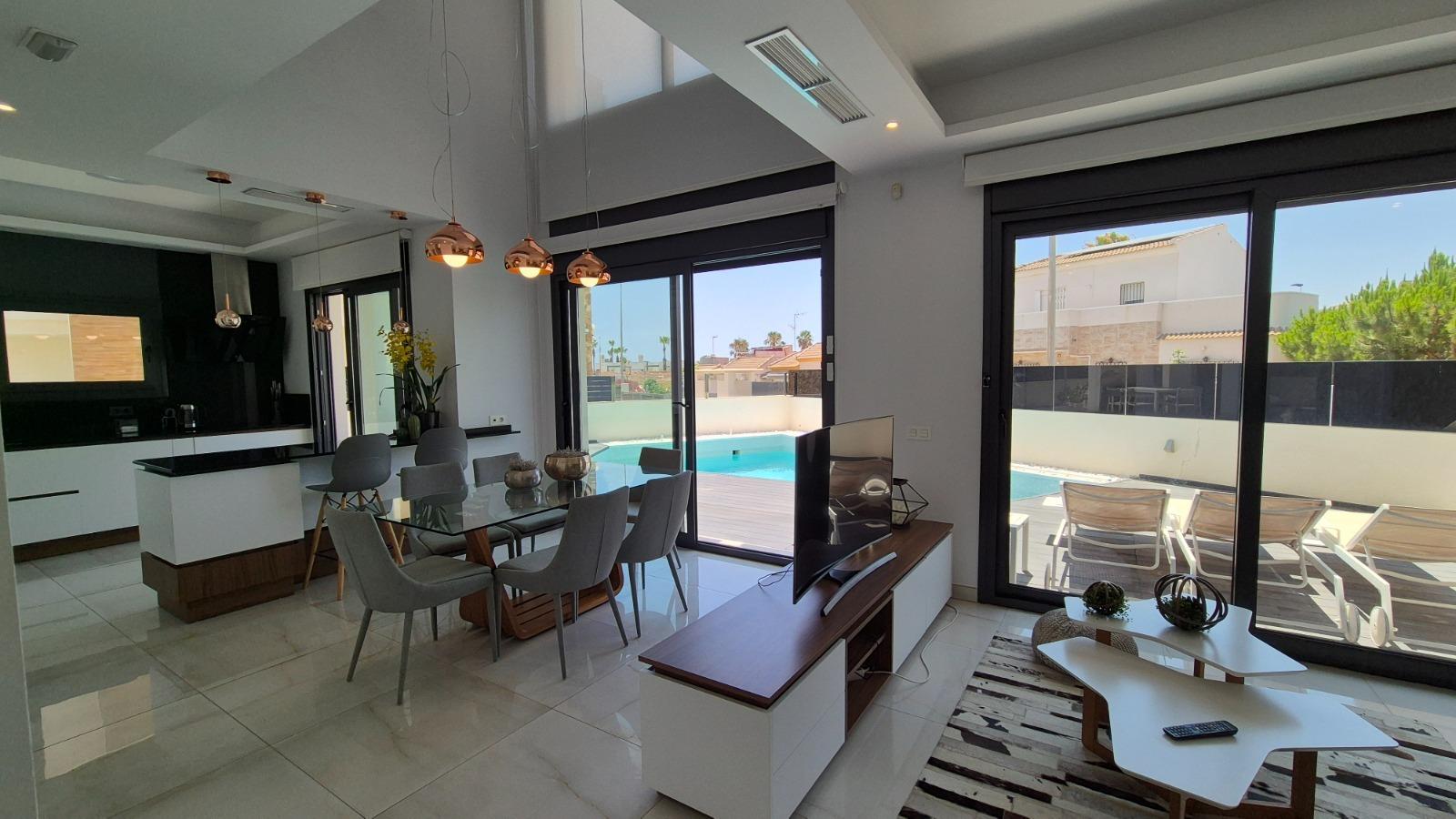 Villa a Torrevieja, Alicante, Spagna 4 camere da letto, 205 mq. N° 164674