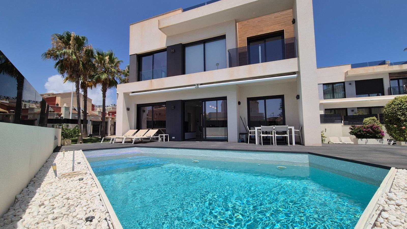 Villa a Torrevieja, Alicante, Spagna 4 camere da letto, 205 mq. N° 164674