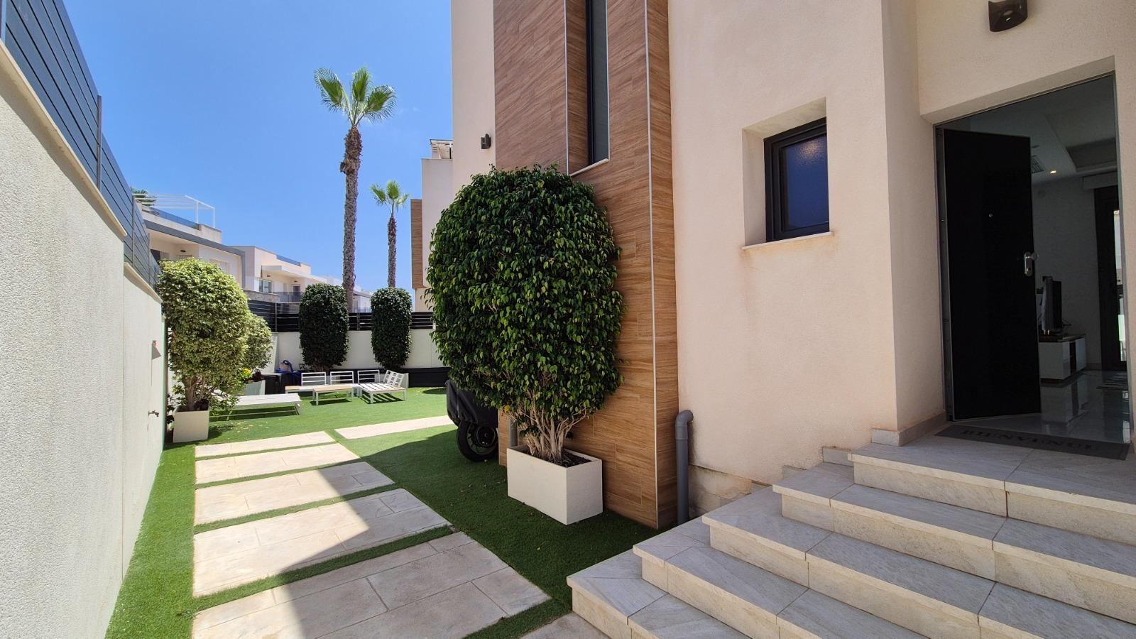Villa a Torrevieja, Alicante, Spagna 4 camere da letto, 205 mq. N° 164674