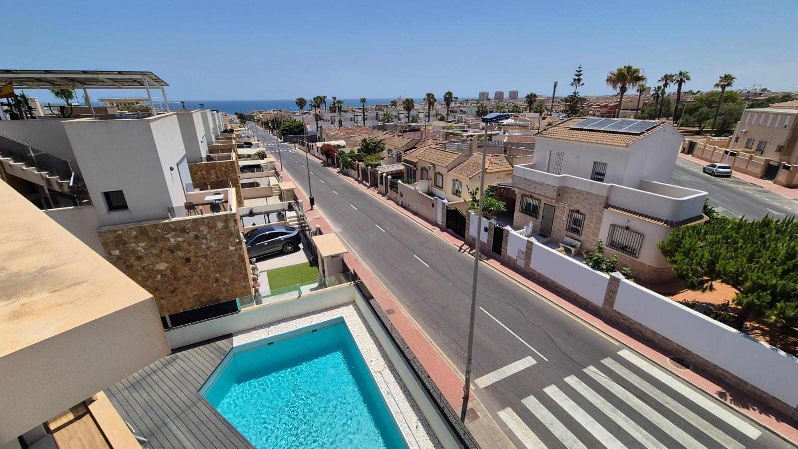 Villa a Torrevieja, Alicante, Spagna 4 camere da letto, 205 mq. N° 164674