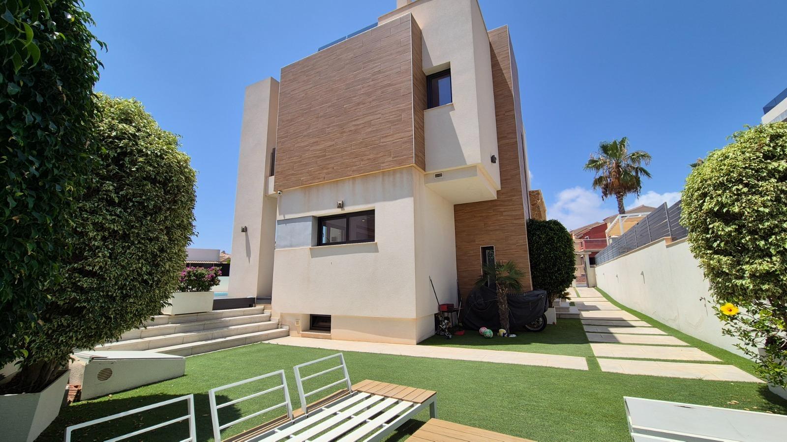 Villa a Torrevieja, Alicante, Spagna 4 camere da letto, 205 mq. N° 164674