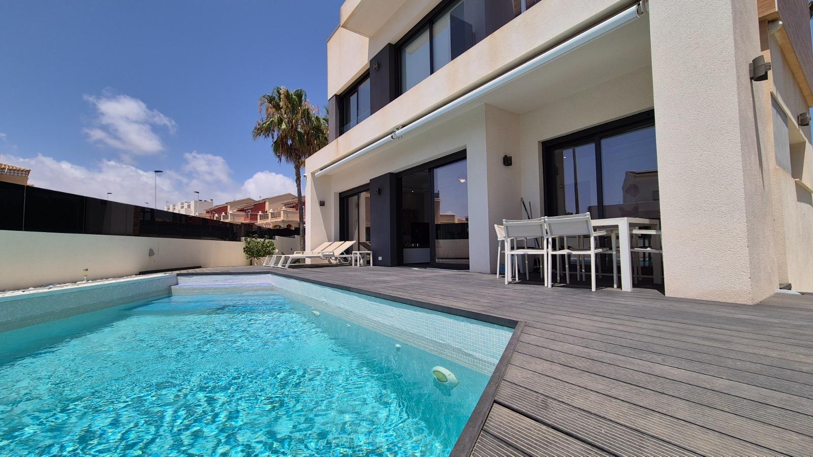 Villa a Torrevieja, Alicante, Spagna 4 camere da letto, 205 mq. N° 164674