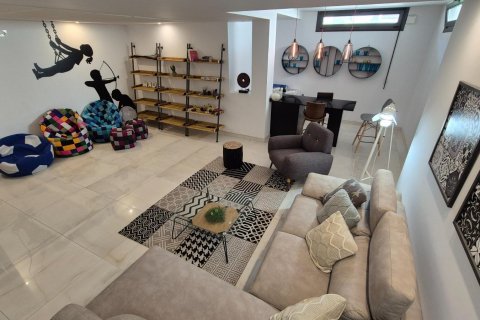 Villa for sale in Torrevieja, Alicante, Spain 4 bedrooms, 205 sq.m. No. 164674 - photo 4