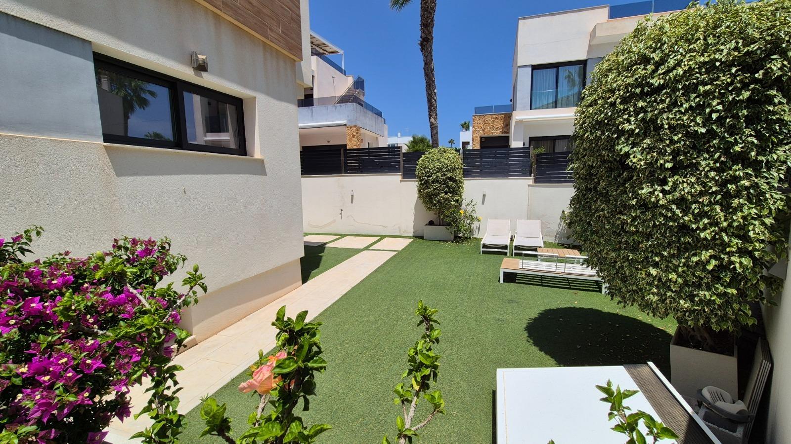 Villa a Torrevieja, Alicante, Spagna 4 camere da letto, 205 mq. N° 164674